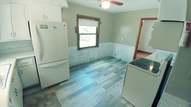 Building Photo - Beautiful Spacious 3 Bedroom 1.5 Bath Colo...