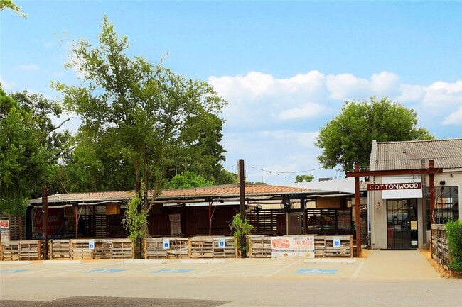 Building Photo - 830 W 19th St