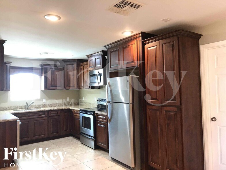 Building Photo - 8802 N 35th Dr