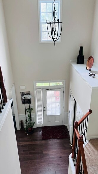 Building Photo - 725 Earlham Dr