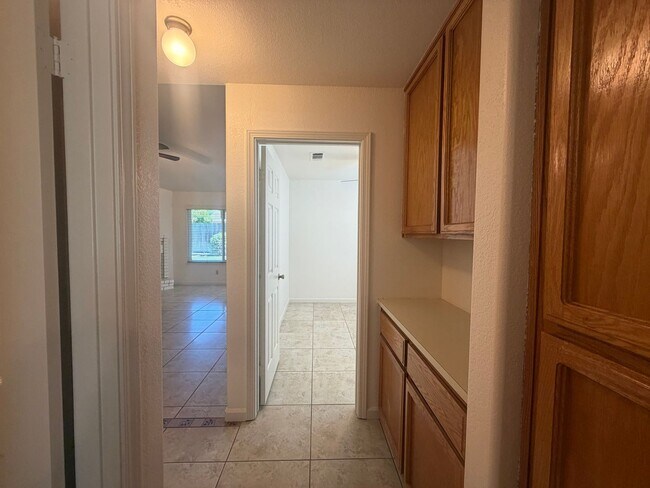 Building Photo - Single story near freeway access and major shopping!