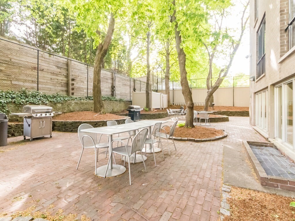 Building Photo - 33 Pond Ave