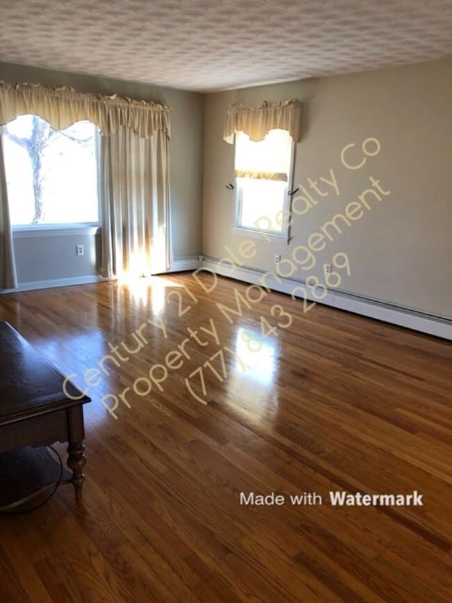 Building Photo - Very Large 3 BR House in North Eastern School District