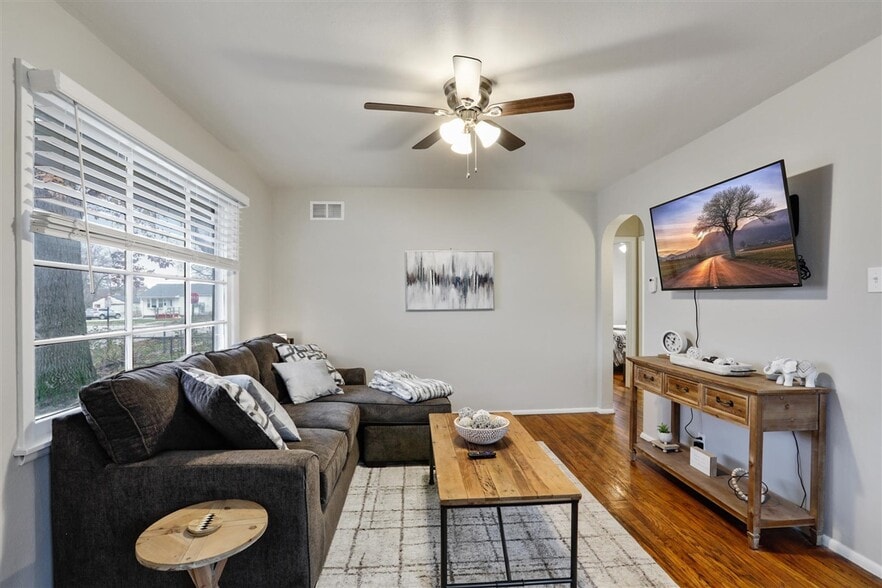 Cozy living room - 903 N Gregory St