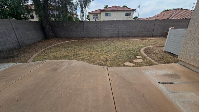 Building Photo - 15537 W Gelding Dr