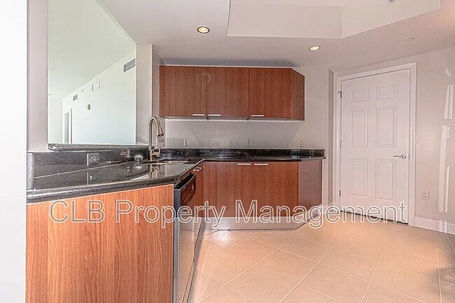 Building Photo - Large 2 bedroom/2 bath condo on the river