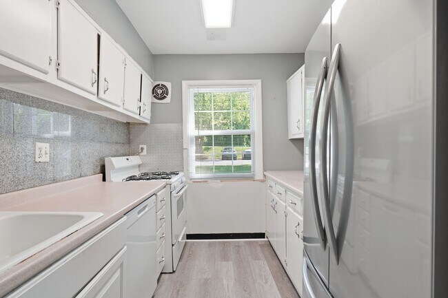 Building Photo - Discover stylish, low maintenance living in this beautifully updated two bedroom, one bathroom co...