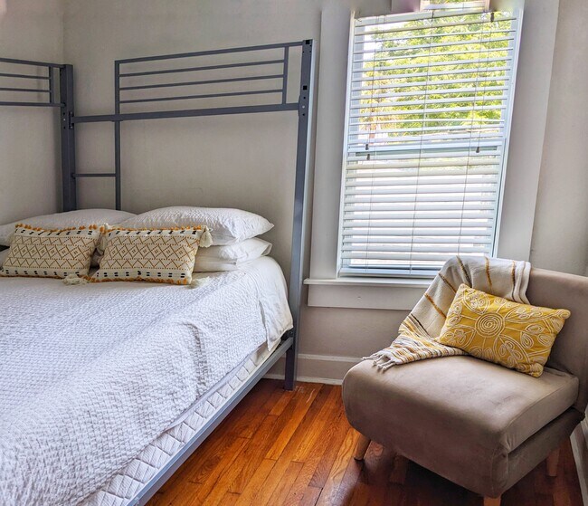 Building Photo - 1007 12th Ave N