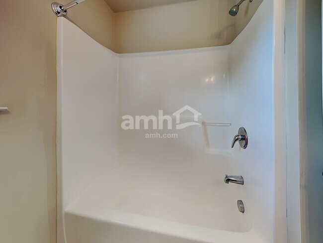 Building Photo - 160 Summit Point Dr