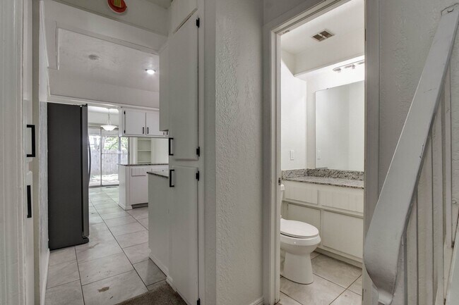 Building Photo - Three bed/2.5 bath in Harvest Hills