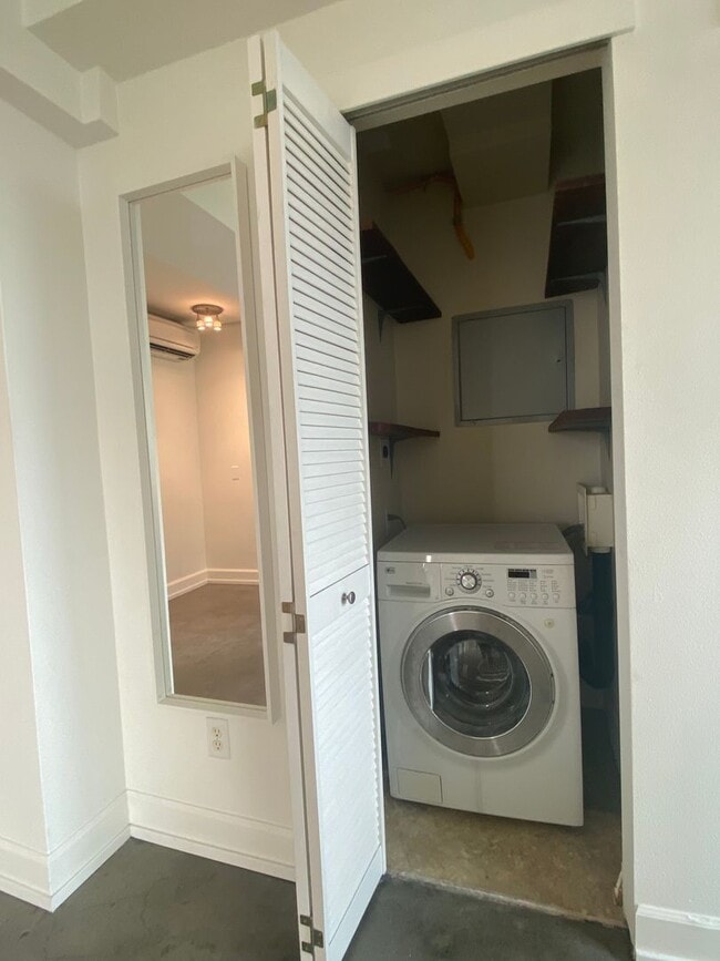 Building Photo - Beautiful apartment in Goose Hallow- Prime...