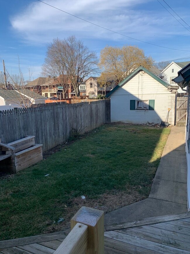 Building Photo - Spacious single family home with 3 beds/2 ...