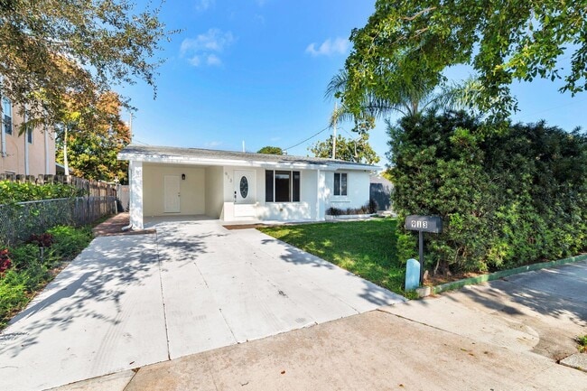 Building Photo - 913 Avon Rd