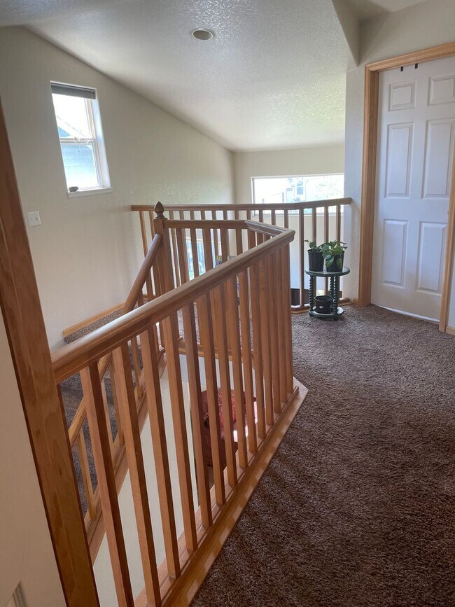 Building Photo - Beautiful 3 Bed, 3 1/2 Bath Townhome in Northwest Fort Collins!