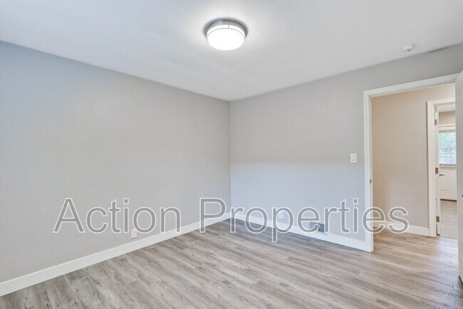 Building Photo - 681 S 13th St