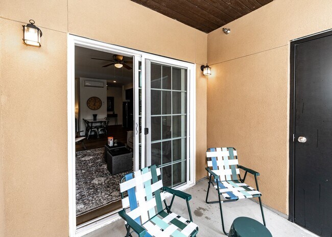 Building Photo - 1 bed, 1 bath Top Floor near Garden of the Gods