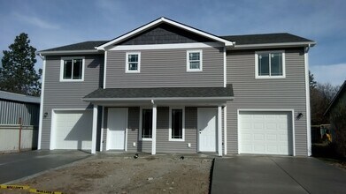 Building Photo - Spacious 3 Bedroom 2.5 Bath Duplex in Post Falls