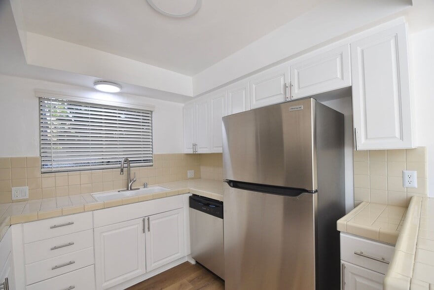 Building Photo - 14706 Dickens St