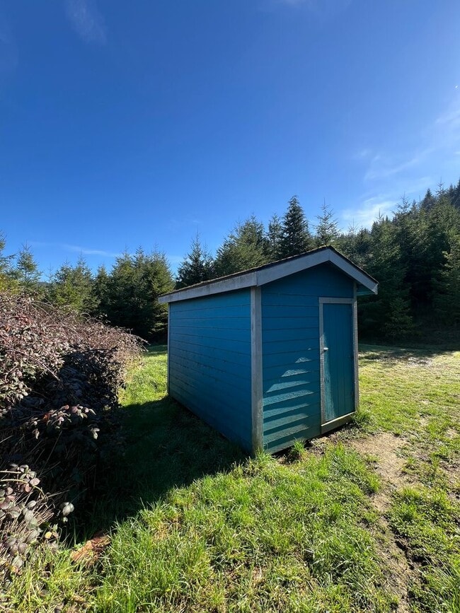 Building Photo - Beautiful Hilltop Country Home with Stunning Views