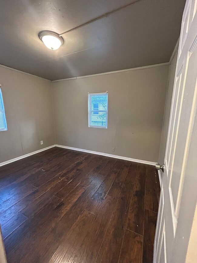 Building Photo - RENT THIS 2 BEDROOM ON A QUIET BLOCK!