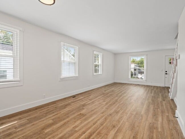 Building Photo - Completely Renovated 2BR, 1.5BA Duplex in West Nashville!