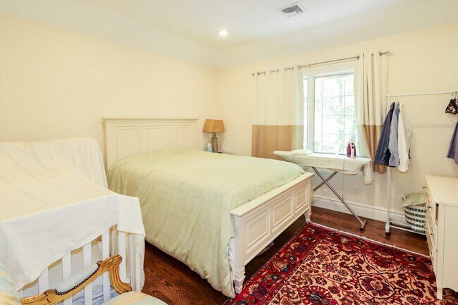 Building Photo - 10 Woodbourne Rd