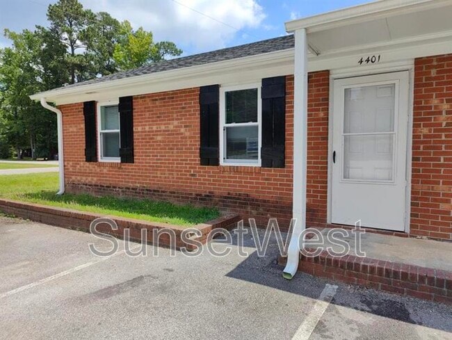 Primary Photo - 4401 Layola Ave