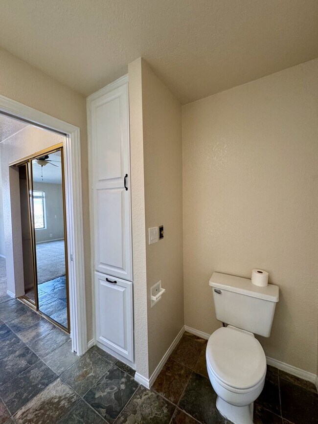 Building Photo - 3-Bedroom Condo with Spectacular Views in ...