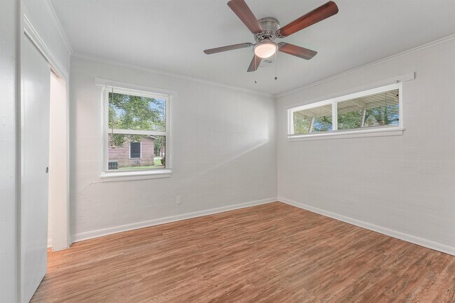 Building Photo - 309 E Kay St