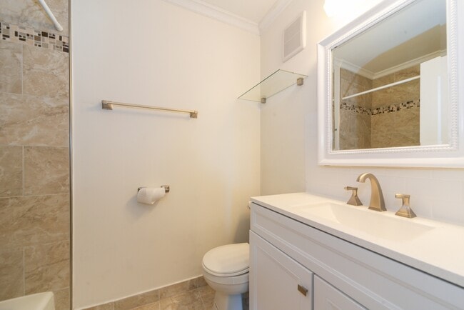 Building Photo - 18 E Old Willow Rd