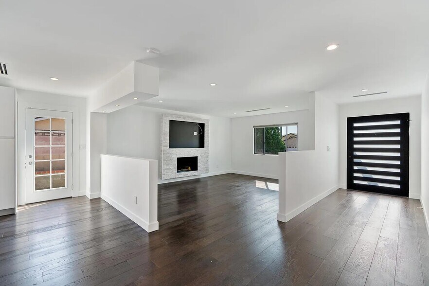 Building Photo - 13940 Bermax Ave