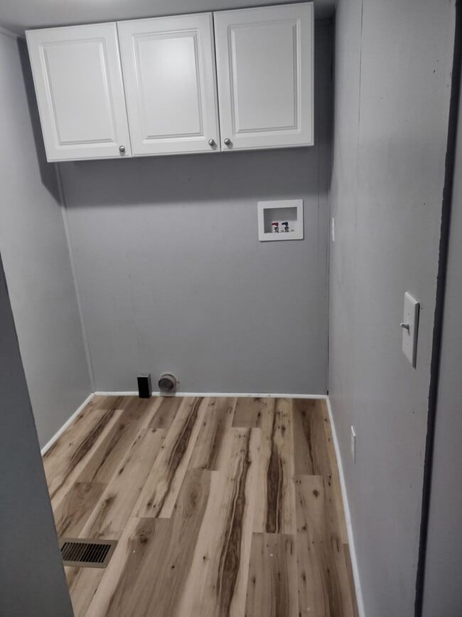 Building Photo - 3 BDRM - 1.5 BA SINGLEWIDE MOBILE-  INSIDE...