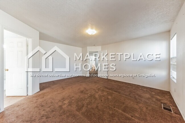 Building Photo - 1028 Alexandra St SW