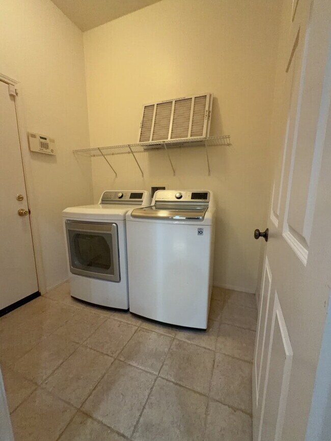 Building Photo - "Spacious  4-Bedroom Oasis in Riverside with 2 Full Baths and 2,470 Sq Ft of Comfort!" NO PETS AL...