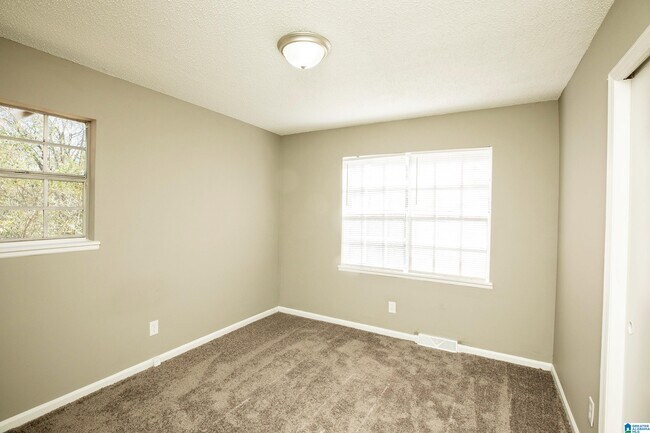 Building Photo - 5140 Hickory Dr NE