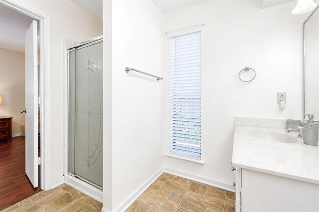 Building Photo - 2217 Parkside Dr