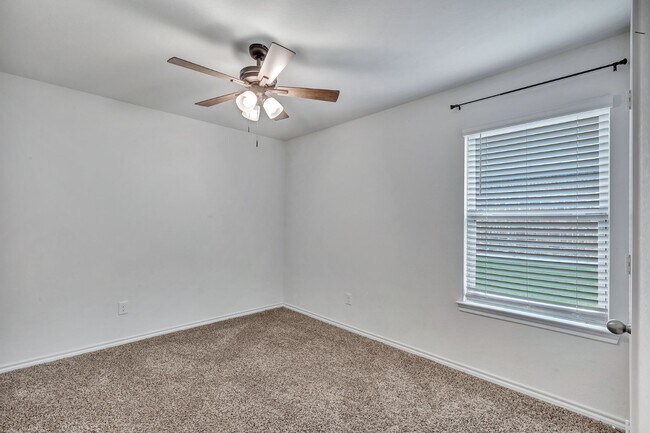 Building Photo - Royce City Home