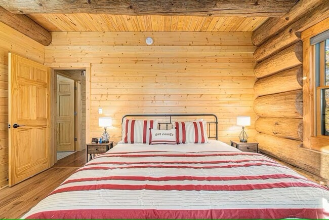 Building Photo - Furnished Log Cabin Extended Stay Summer Rental