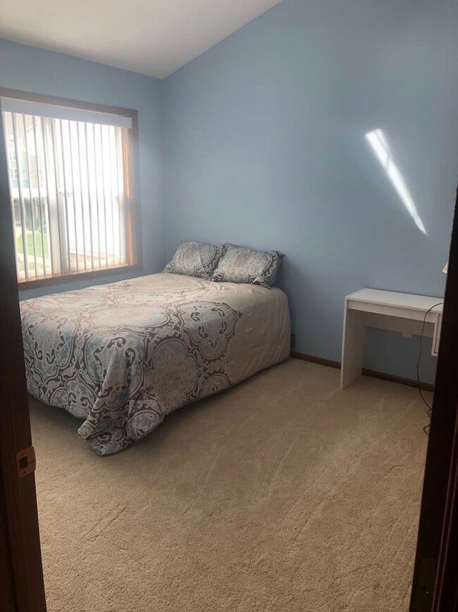 Building Photo - Shared 2 Bedroom 2.5 Bathroom Condo