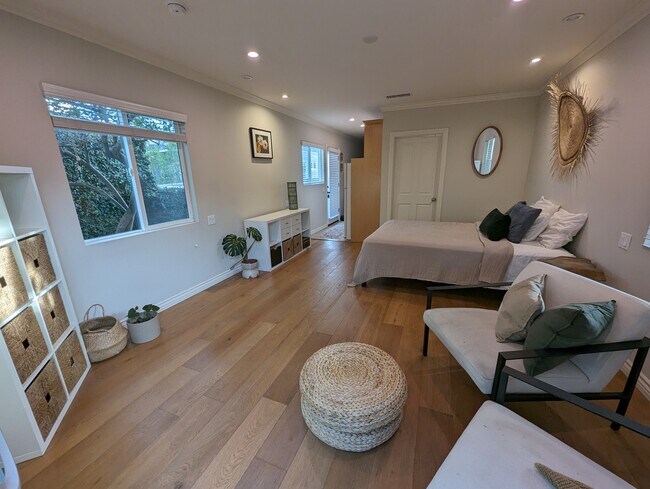 Building Photo - 2571 S Bundy Dr