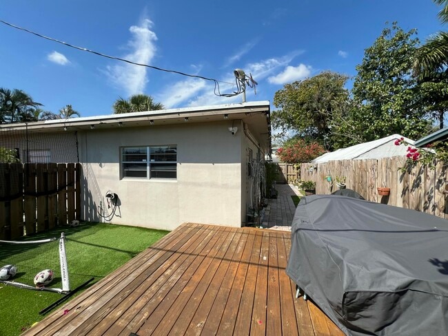 Building Photo - 1130 NE 3rd Ave