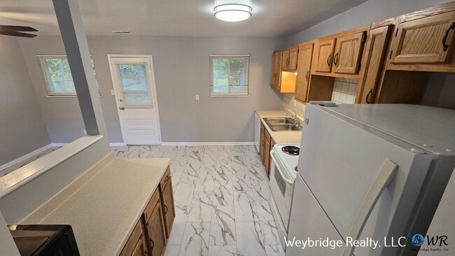 Building Photo - Beautiful 3 Bedroom 2 Full Bath Home Locat...