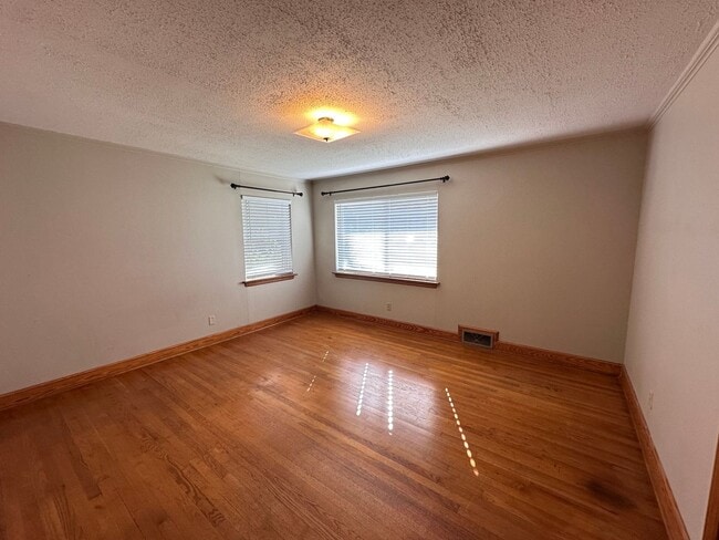 Building Photo - Graham area