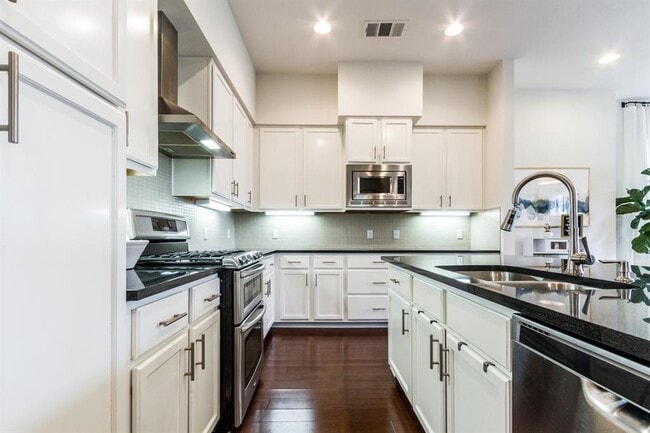 Building Photo - 2520 Bluebonnet Ln