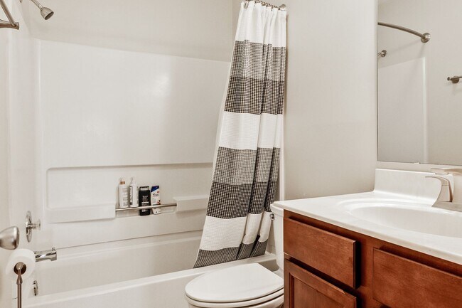 Building Photo - Furnished or Unfurnished Top Floor Condo