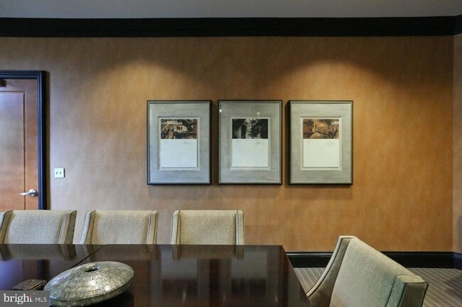 Building Photo - 8220 Crestwood Heights Dr