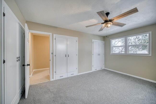 Building Photo - 225 E 25th St