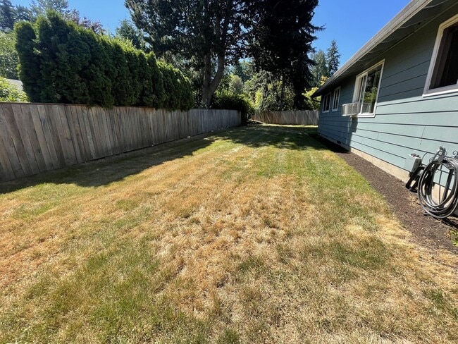 Building Photo - Lovely 3bed/2bath Ranch style home with HUGE private yard in a peaceful cul-de-sac!