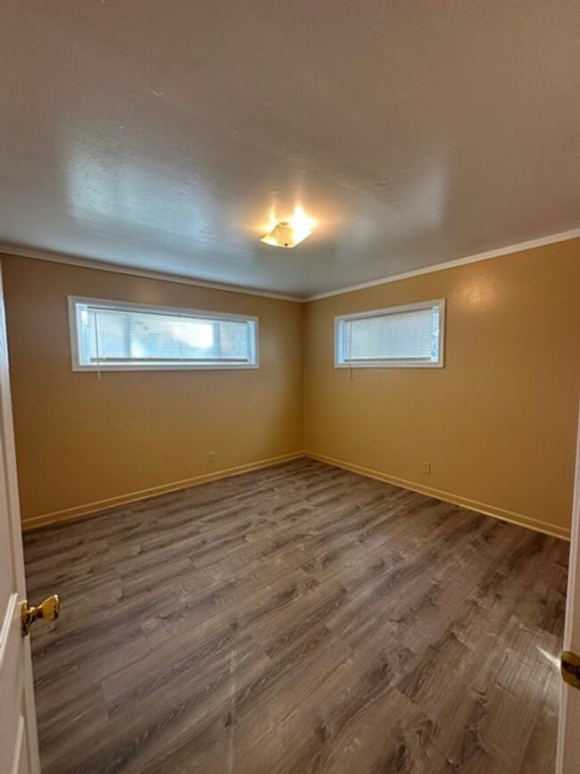 Building Photo - 2 Bedroom House