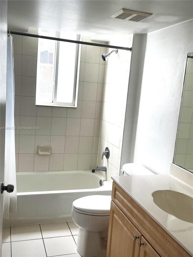 Building Photo - 102 SW 6th Ave